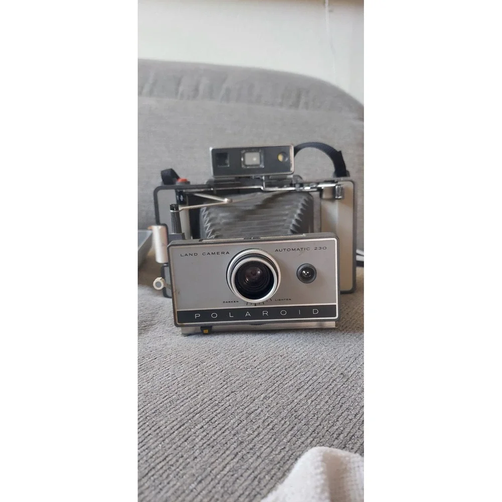 Polaroid Automatic 230 Land Camera Kit w/ Case, Flash, Bulbs & Manual